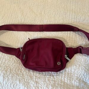 Lululemon everywhere belt bag 2L, shade deep luxe